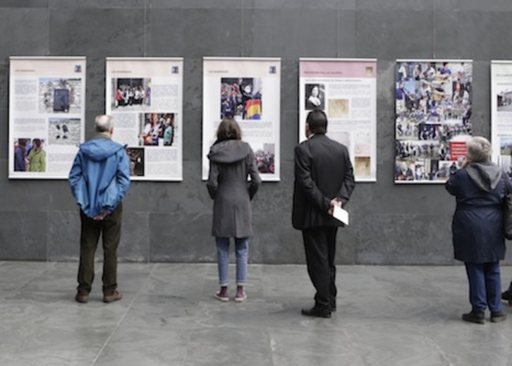 La exposición sobre el fuerte de Ezkaba en el Legislativo está integrada por 32 paneles. (PARLAMENTO DE NAFARROA)