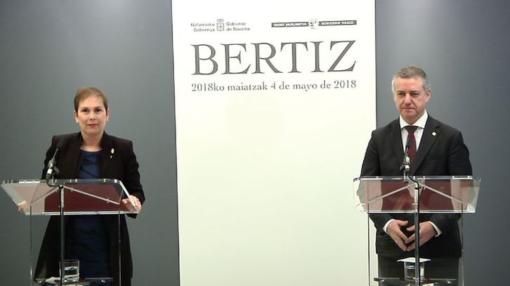 Barkos y Urkullu, en su declaración en el Palacio del Señorío de Bertiz tras el fin del ciclo de ETA. (IREKIA)