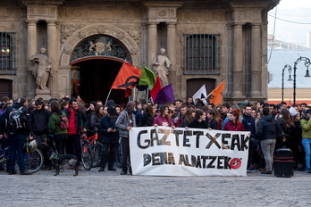 Concentración en la plaza del Ayuntamiento de Iruñea. (Iñigo URIZ/FOKU)