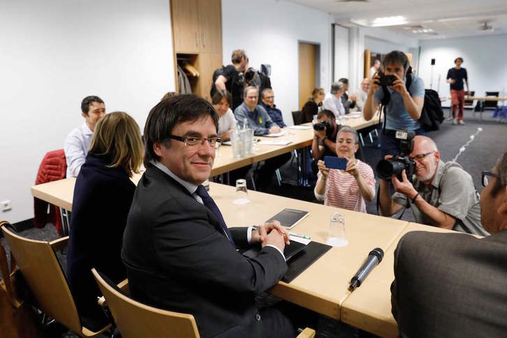 Elsa Artadi, de espaldas, y Carles Puigdemont durante la reunión de JxCat en Berlín. (Odd ANDERSEN /AFP)