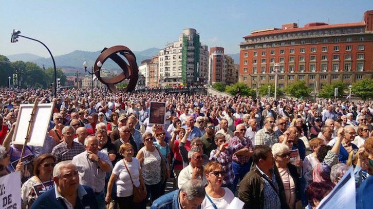 Concentración de pensionistas este lunes ante el Ayuntamiento de Bilbo. (@asier_vega)