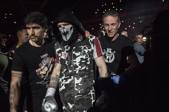 Kerman Lejarraja saliendo al ring arropado por su preparador Txutxi del Valle. (Monika DEL VALLE / FOKU)