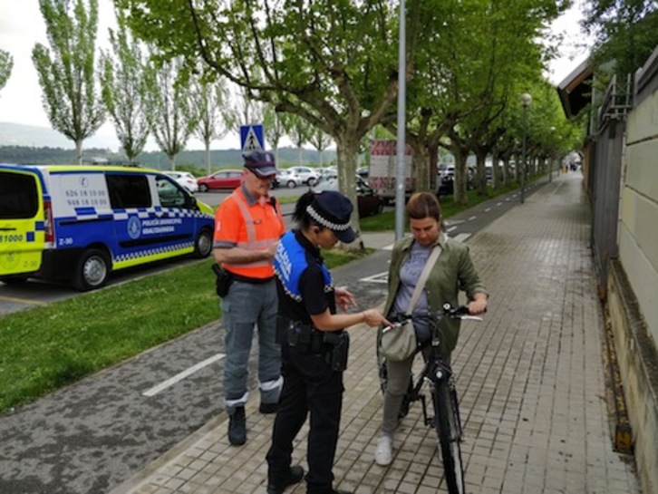 Policía Foral y policías locales realizan controles preventivos de ciclistas. (GOBIERNO DE NAFARROA)