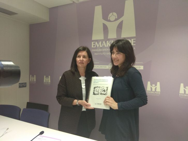 Tania Martínez, autora del estudio, junto a la directora de Emakunde, Izaskun Landaida. (IREKIA)