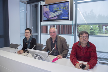  Aberastasun handiko zergaren inguruko agerraldia egin dute EH Bilduko Xabier Olano, Judit Garcia eta Ernesto Merinok. (Juan Carlos RUIZ / FOKU)