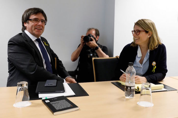 Carles Puigdemont y Elsa Artadi, en la reunión de JxCat el sábado en Berlín. (Odd ANDERSEN/AFP)