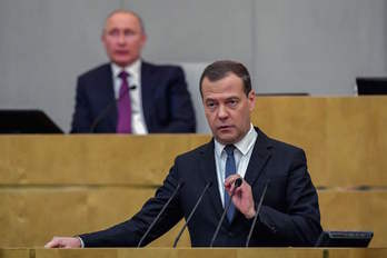 Dmitri Medvedev, durante la sesión de hoy, con Putin a su espalda. (Yuri KADOVNOV / AFP)