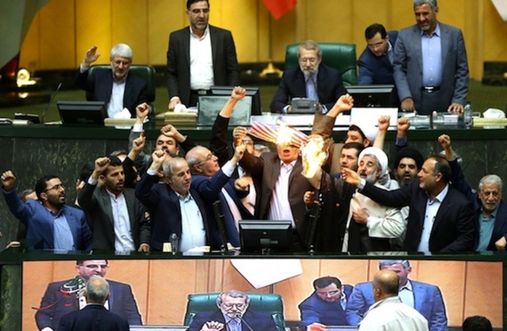Varios diputados iraníes han quemado en el Parlamento una bandera de EEUU. (AFP)