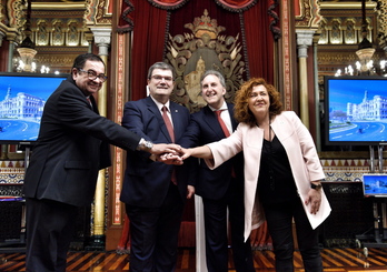 Aburto con Alfonso Gil, Pombo y Nekane Alonso presentando el Pacto Social. (FOKU)