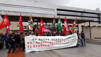 Concentración de trabajadores de Lanbide al inicio de la jornada de huelga. (@labzpk)