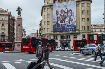 Cartelería relacionada con el rugby por las calles de Bilbo. (Marisol RAMIREZ / FOKU)