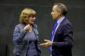 Los parlamentarios Izurdiaga y Sánchez de Muniain, en el pleno de la Cámara. (PARLAMENTO DE NAFARROA)