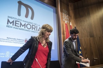 La consejera Ollo y el director general de Paz, Convivencia y Derechos Humanos, Álvaro Baraibar, en la presentación del Instituto Navarro de la Memoria. (Jagoba MANTEROLA/FOKU)