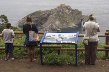 Turistas en Gaztelugatxe. (Monika DEL VALLE / FOKU)