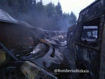 Estado de las ambulancias calcinadas. (@BomberosBizkaia)