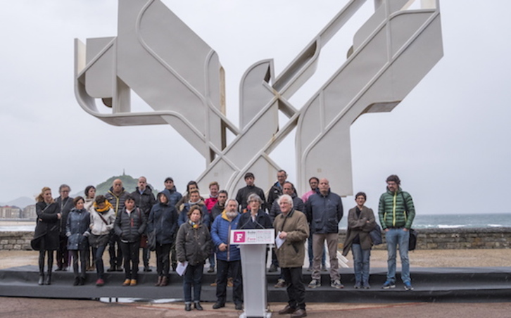 Los miembros del Foro Social que hoy han comparecido en Donostia. (Andoni CANELLADA/FOKU)