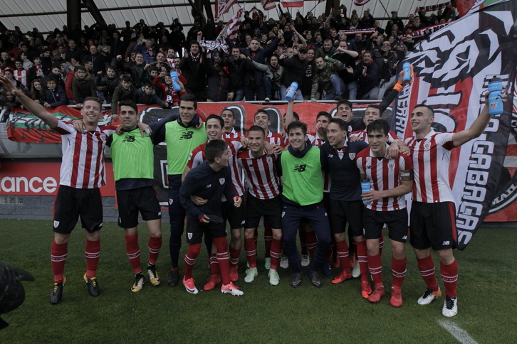 Jugadores del Bilbao Athletic celebran la clasificación. (Aritz LOIOLA / FOKU)