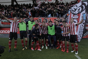 Jugadores del Bilbao Athletic celebran la clasificación. (Aritz LOIOLA / FOKU)