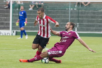 Ager Aketxe en un partido de pretemporada con el primer equipo del Athletic en el verano de 2017. (Monika DEL VALLE / FOKU)