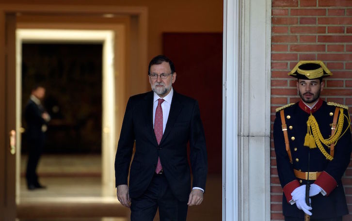 Mariano Rajoy, ayer domingo en Moncloa. (OSCAR DEL POZO  / AFP)