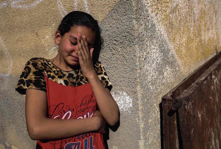 Una joven, en medio del ataque israelí. (Said KHATIB / AFP)