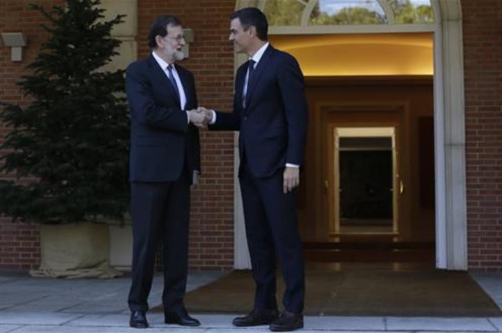 Rajoy y Sánchez se saludan a las puertas de La Moncloa. (http://www.lamoncloa.gob.es)