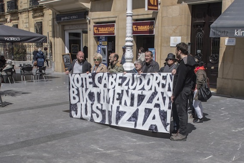 Kote Cabezudoren biktimekiko elkartasun mugimenduaren elkarretaratzea, Donostian. (Gorka RUBIO/FOKU)