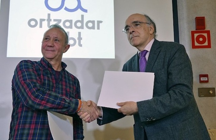 Ortzadar LGBT elkarteko presidentea, Javier Garcia, eta Andres Urrutia euskaltzainburua. (EUSKALTZAINDIA)