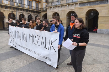 Mozal Legea baliatuz Askekintzako 12 ekintzaileri isuna jarri diete. (Jon URBE / FOKU)