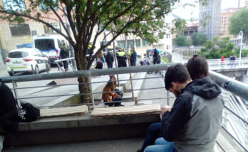 Policías municipales identifican a jóvenes senegaleses en el muelle de Marzana.