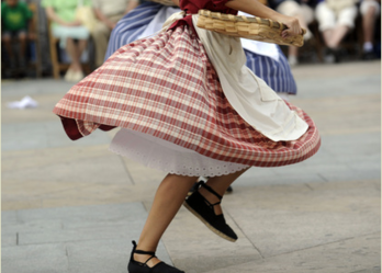 Dantzaris en plaza Barria. (Marisol RAMIREZ / FOKU)