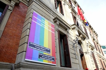 La bandera arcoiris luce en la fachada del Legislativo navarro. (PARLAMENTO DE NAFARROA)