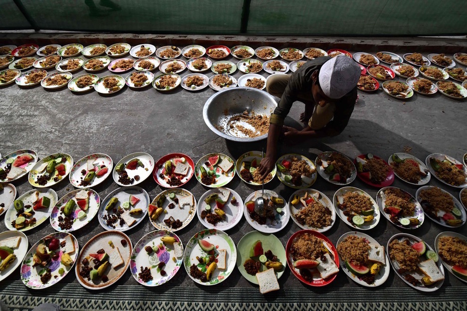 Sirviendo comida en una mezquita en Guwahati, India. (BIJU BORO / AFP) (
