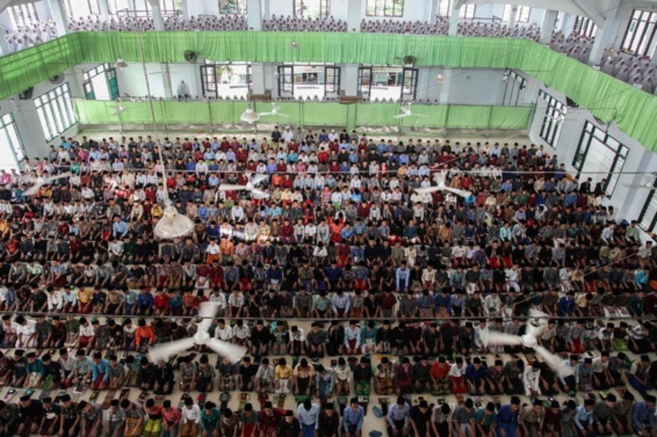 Hombres abajo y mujeres arriba rezando en una mezquita de Indonesia.  (Ivan DAMANIK / AFP) 