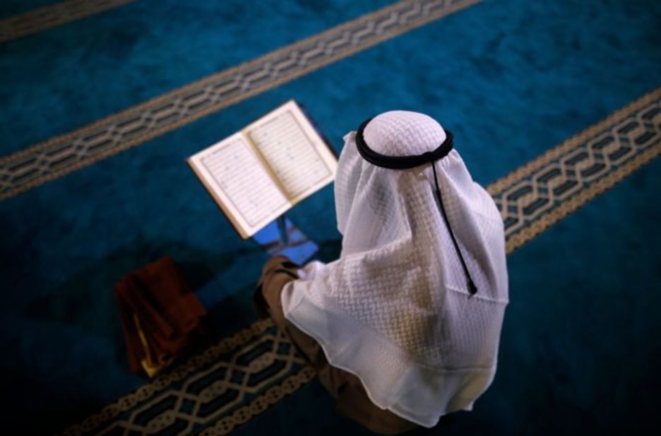 Un hombre lee el Corán en Gaza, Palestina. (MOHAMMED ABED / AFP)
