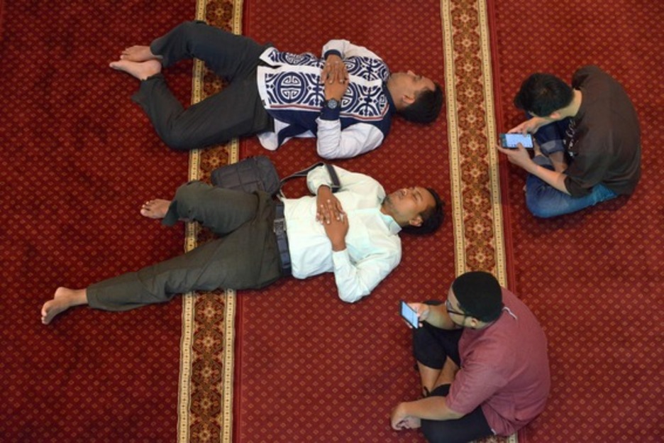 Momentos de descanso en Banda Aceh, Indonesia. ( CHAIDEER MAHYUDDIN / AFP)