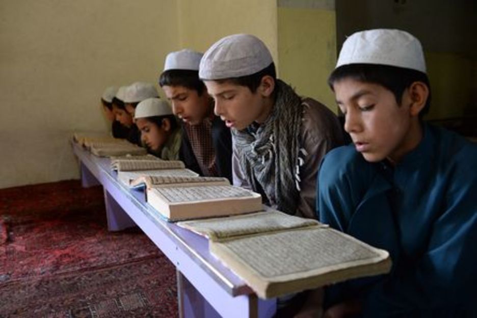 Niños leen el Corán en Kabul, Afganistán. (NOORULLAH SHIRZADA / AFP)