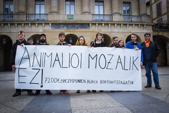 Joseba Álvarez, con el pañuelo naranja de Libre, junto a los activistas de Askekintza multados por una sentada en Santo Tomás. (Askekintza)