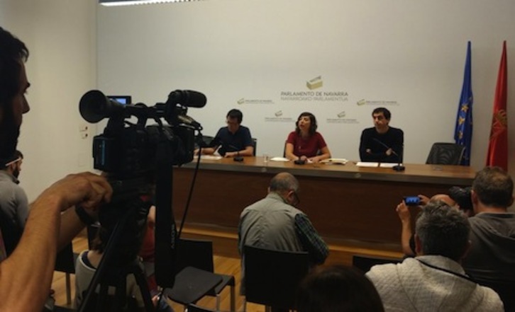 Imagen de la comparecencia de los críticos de Podemos en Nafarroa. (Aritz INTXUSTA)