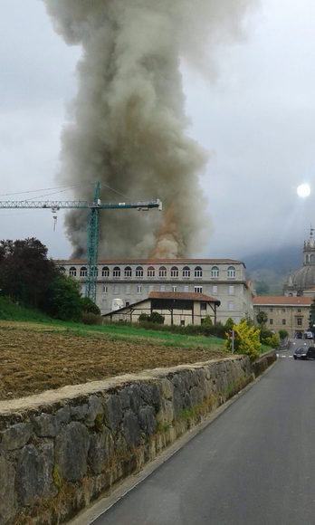 El incendio en el santuario de Loiola ha causado una gran columna de humo. (@aimar_etxe)