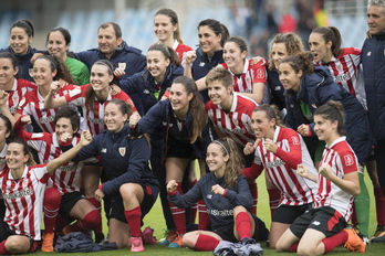 Las jugadoras del Athletic tras cerrar la liga con victoria en Anoeta. (Juan Carlos RUIZ / FOKU)