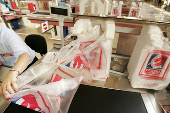 Bolsas de plástico en un supermercado. (Iñigo URIZ / FOKU)