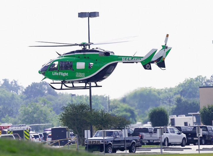 Un helicóptero en las inmediaciones del instituto de Santa Fe. (Bob LEVEY / AFP)