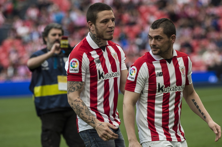 Kerman Lejarraga y Andoni Gago realizaron el saque de honor. (Marisol RAMIREZ / FOKU)