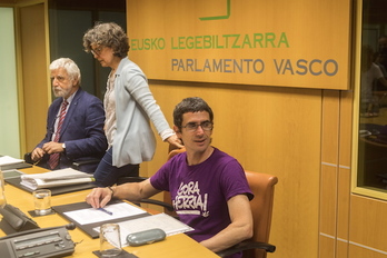 El abogado Txema Matanzas ha comparecido en la Ponencia de Memoria y Convivencia. (Juanan RUIZ / FOKU) 