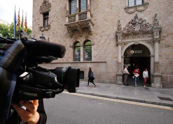 La Policía española registra la Diputación de Barcelona. (Pau BARRENA / AFP)