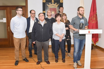 El alcalde de Lizarra, Koldo Leoz, junto a su equipo de Gobierno. (Idoia ZABALETA/FOKU)