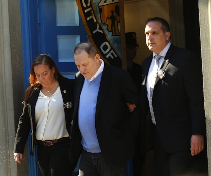 Harvey Weinstein ha salido esposado de la comisaría, donde aguardaban decenas de periodistas. (Spencer PLATT/AFP)