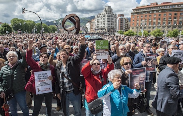 Pentsiodunen elkarretaratzea, Bilboko Udaletxe aurrean. (Marisol RAMIREZ/FOKU)