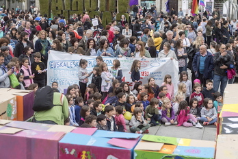 El acto final se ha celebrado en la plaza de la Virgen Blanca. (Juanan RUIZ / FOKU)